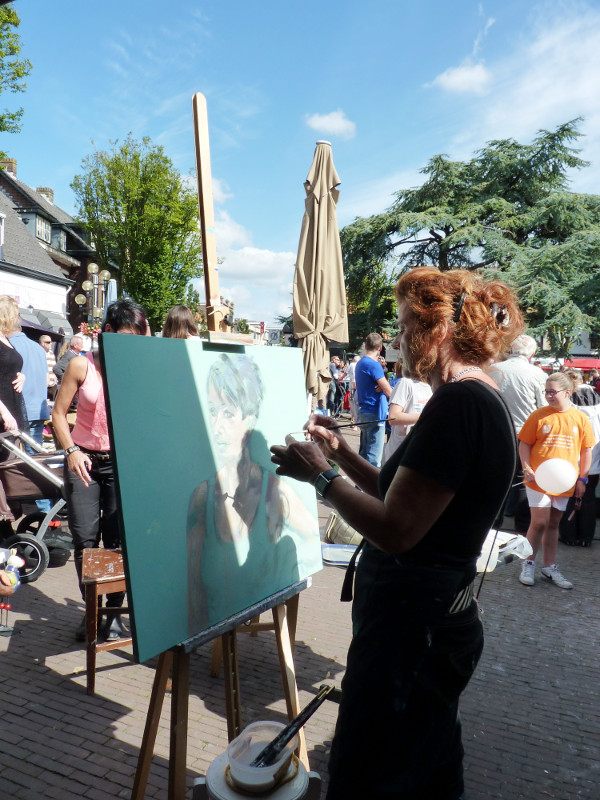 foto Anna van den Berg aan het werk